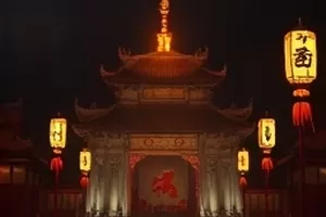 纪录片《逆流捕鱼人》剧照，老渔民在晨雾中整理渔网
