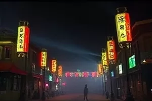 纪录片《三千米的邮路》剧照，高原雪地上的摩托车辙与邮袋