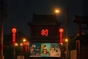 纪录片《城市夜班车》剧照，末班公交内昏黄灯光与空座
