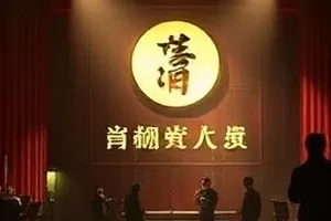 动画《木偶镇奇谭》剧照，挂满木偶的作坊与半开的木窗