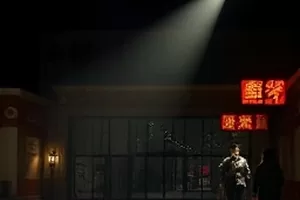 综艺《一起造房子》剧照，木构框架与散落的施工图纸