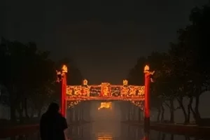 家族群像剧《春潮渡口》剧照，渡口木船与岸边老茶馆招牌