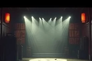 职场悬疑剧《云顶稽查》剧照，玻璃幕墙办公室与摊开的卷宗